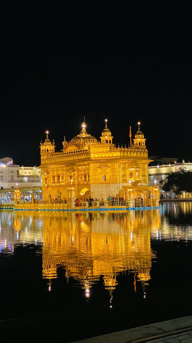 Templo Dorado iluminado durante la noche